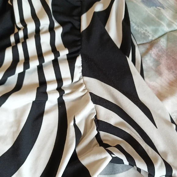 New York & Company Monochrome Sleeveless Top - Picture 4 of 4